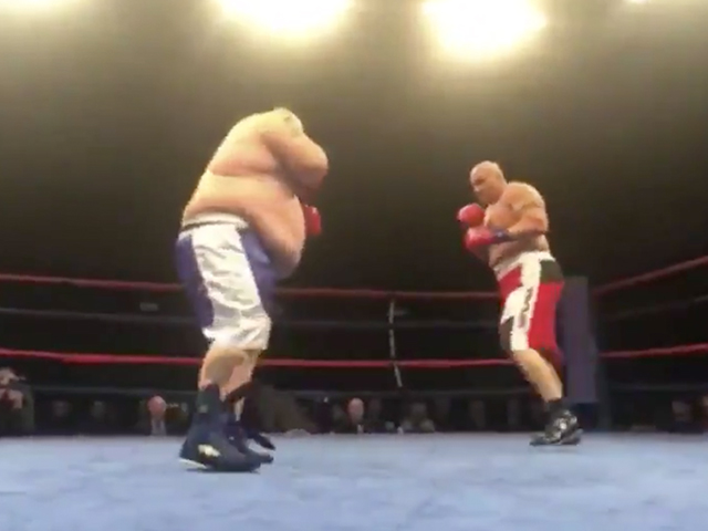 Colin-Sangster-slaat-200-kilo-wegende-bokser-Andrew-Case-Allan-knock-out