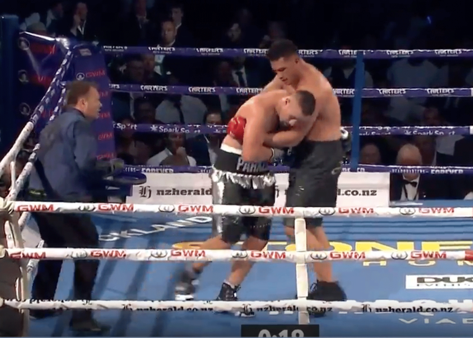 Joseph-parker-verslaat-Junior-Fa