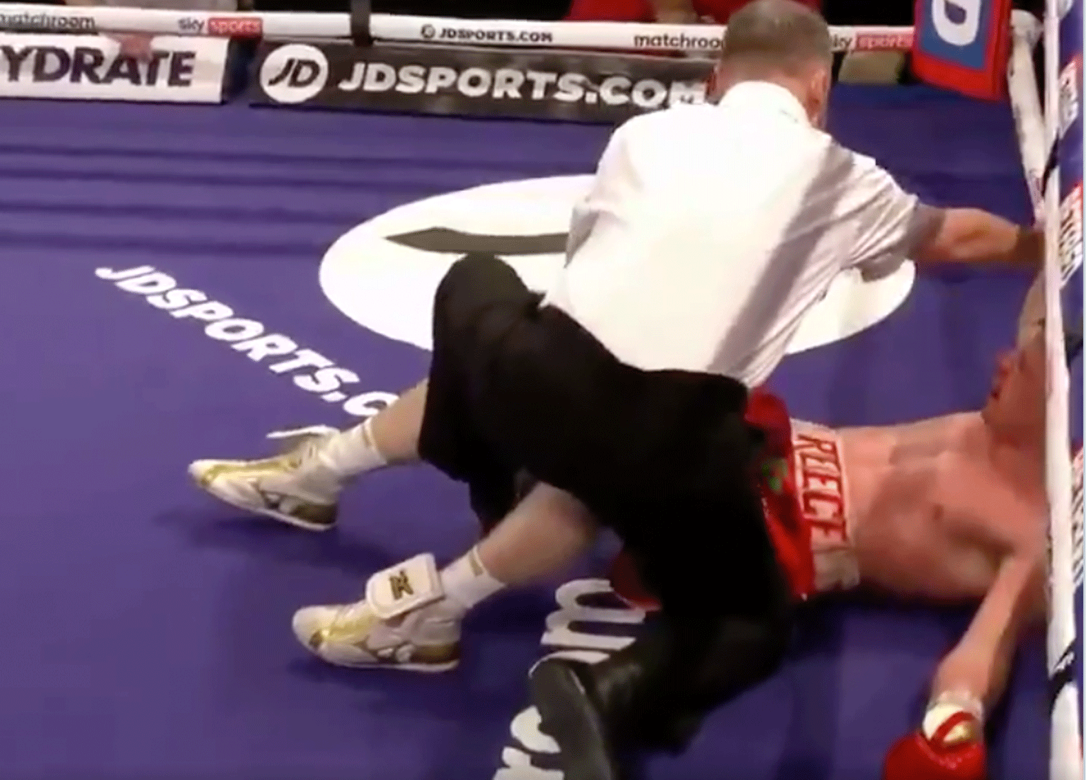 Leigh-Wood-slaat-Reece-Mold-knock-out