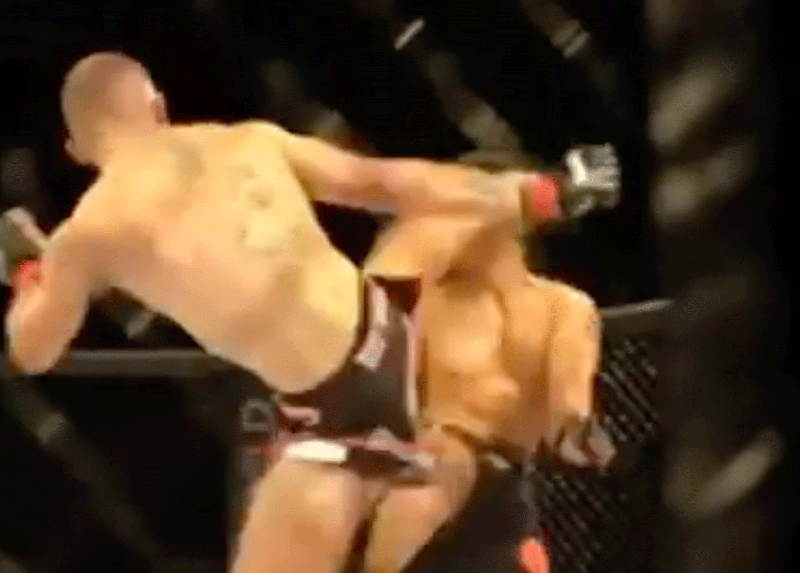 MMA-vechter-lanceert-rivaal-met-explosieve-kick