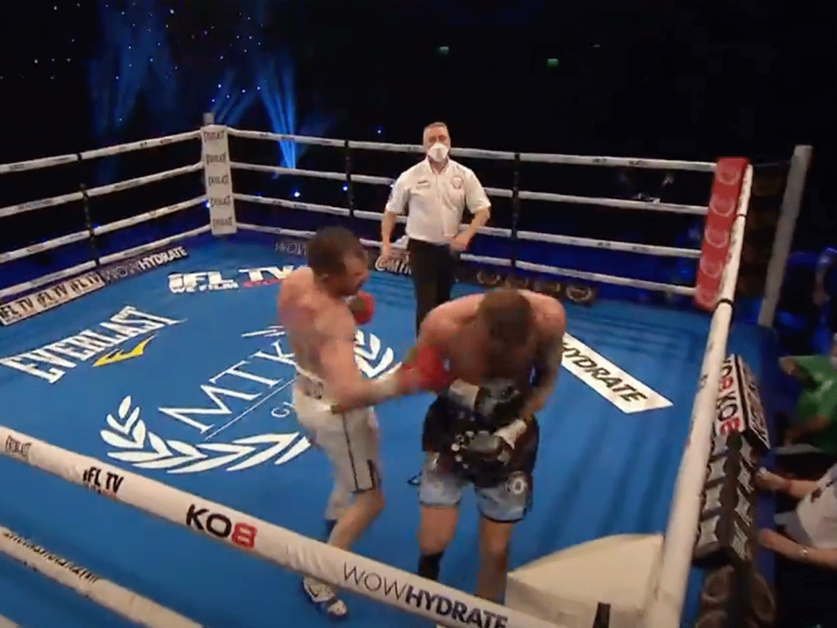 Maxi-Hughes-slaat-Paul-Hyland-jr-knock-out