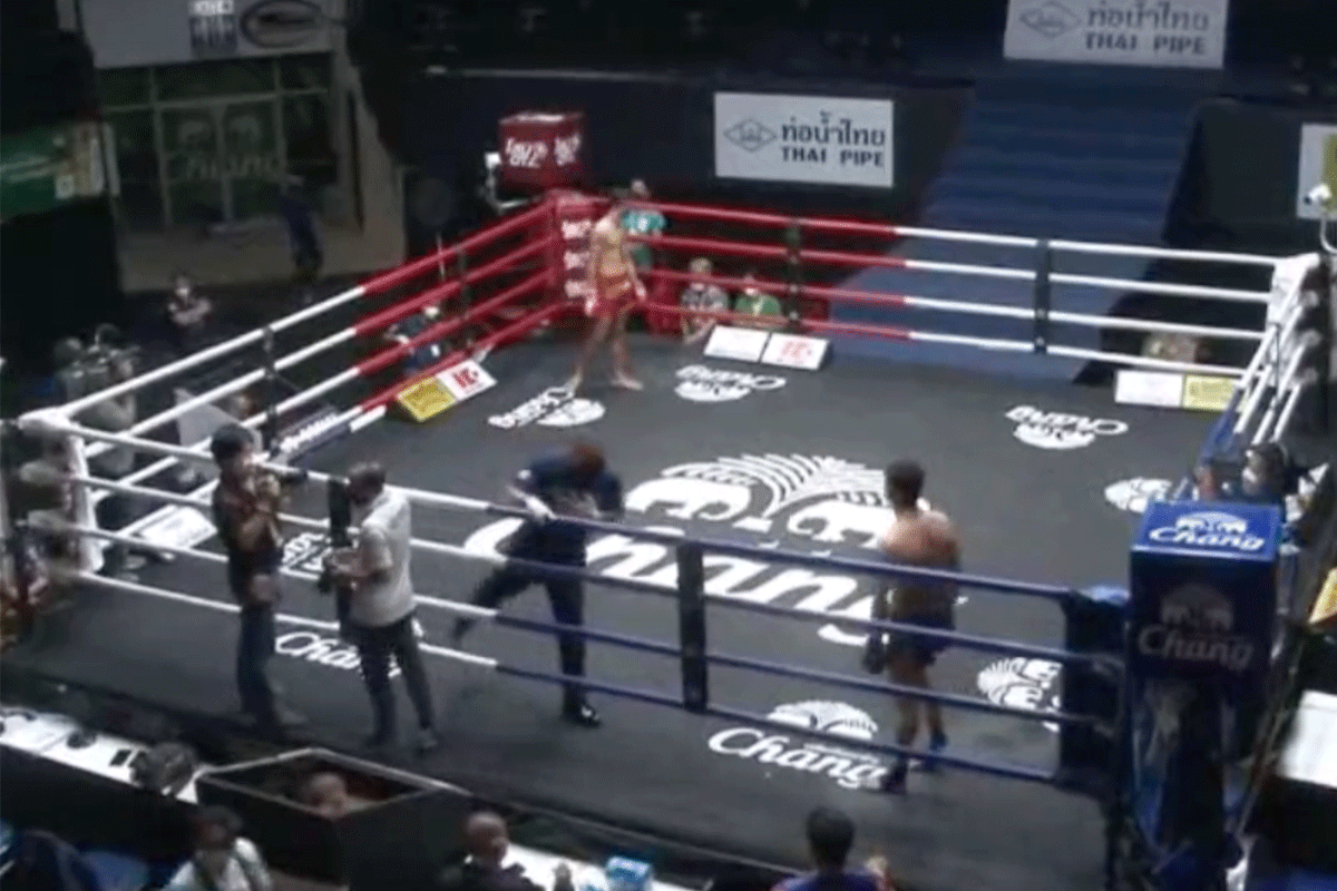 Kickboks-scheids-nokt-er-mee