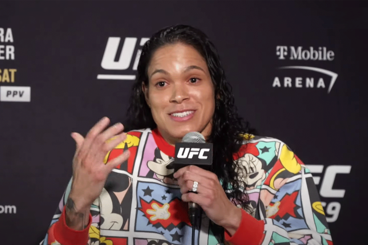 Amanda-nunes-lacht-julianna-pena-uit