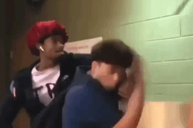 Autistische-jongen-mishandeld-MMA-vechters-jagen-op-dader-768x512