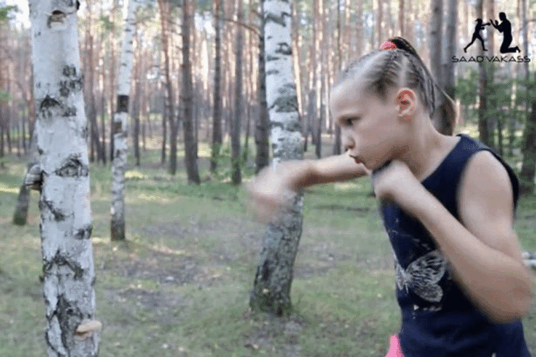 Handig-Boksmeisje-hakt-boom-om-met-vuisten-video-768x512