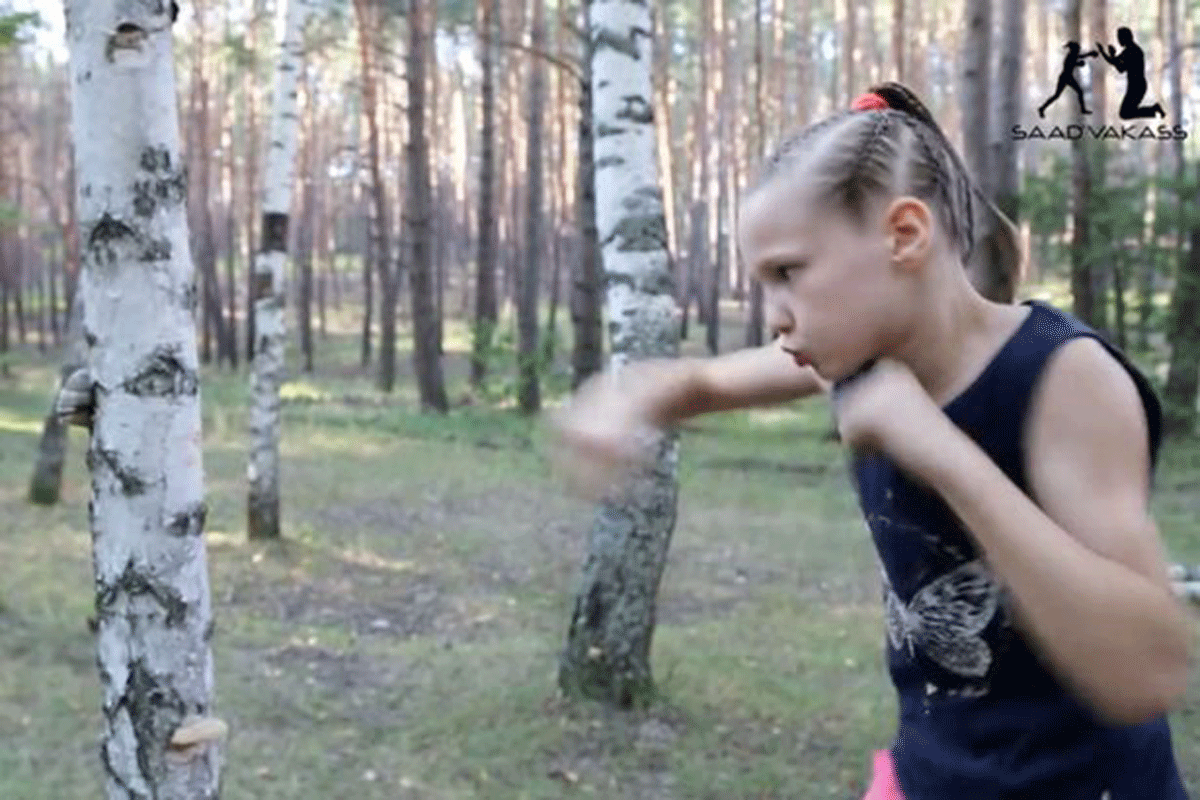 Handig-Boksmeisje-hakt-boom-om-met-vuisten-video