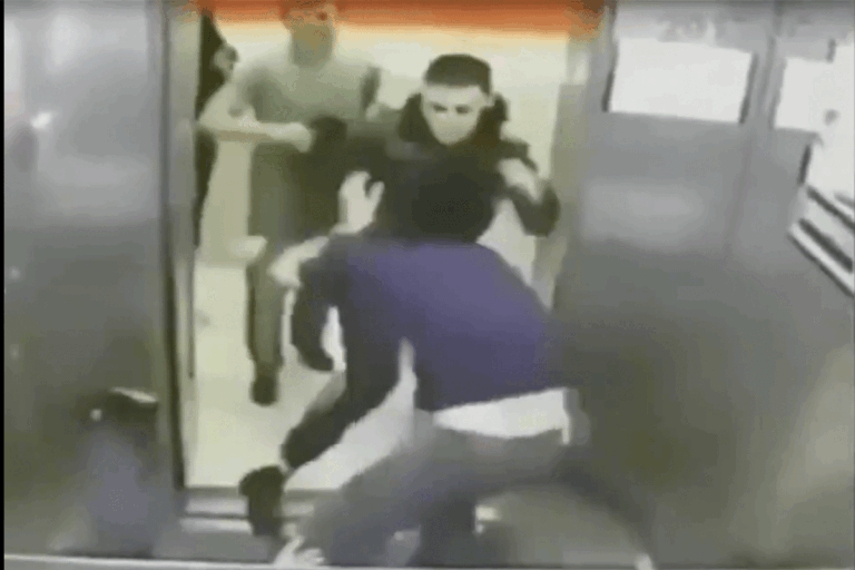 Opgefokte-bokser-deelt-klappen-uit-in-lift-768x512