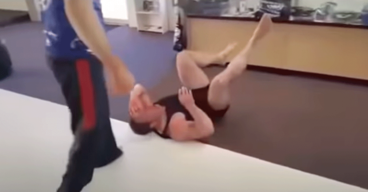 Spierbonk-krijgt-pak-slaag-van-MMA-vechter