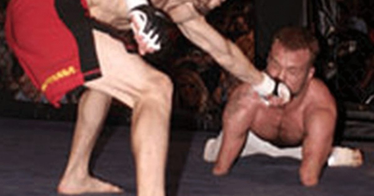 Man-zonder-armen-benen-MMA-gevecht