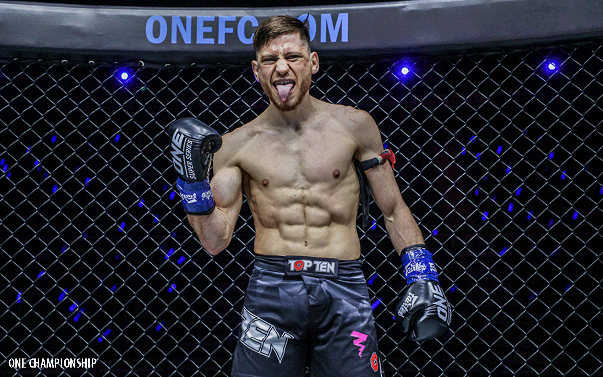 Enriko-Kehl-tekent-bij-Glory-Kickboxing