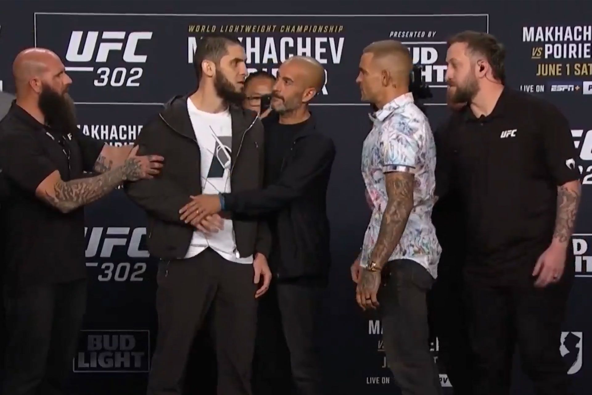 poirier-daagt-makhachev-tijdens-staredown-66594ff343a5e