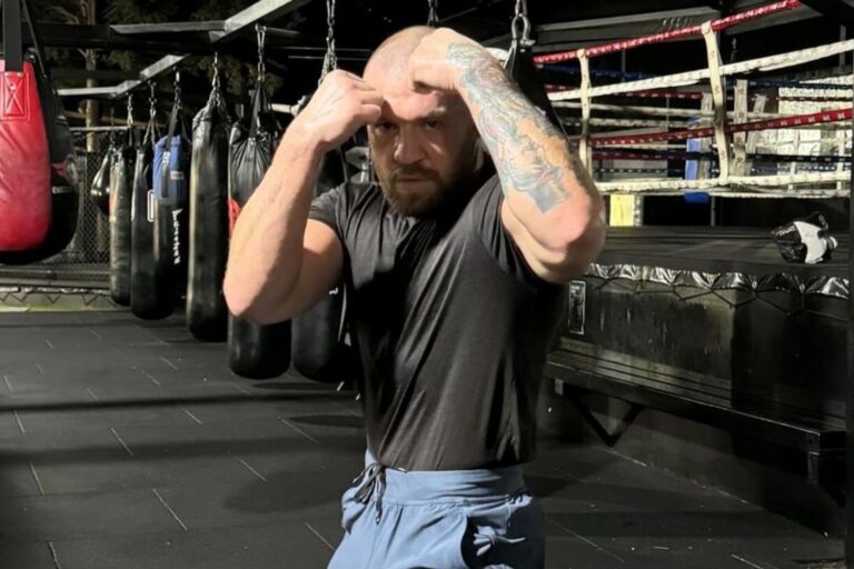 conor-mcgregor-6710aed4b5c6e-768x512