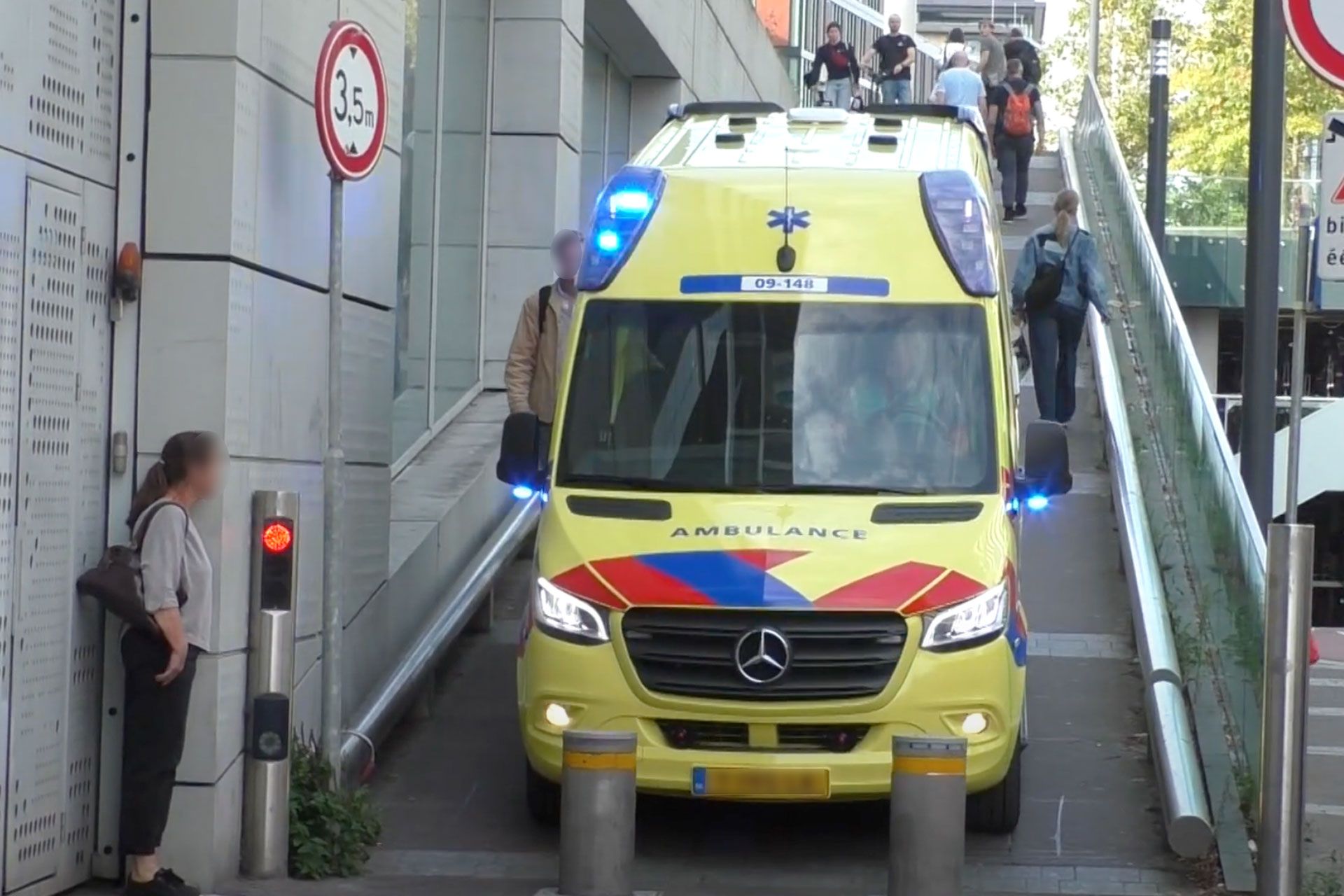 ambulance-6725357607fc2