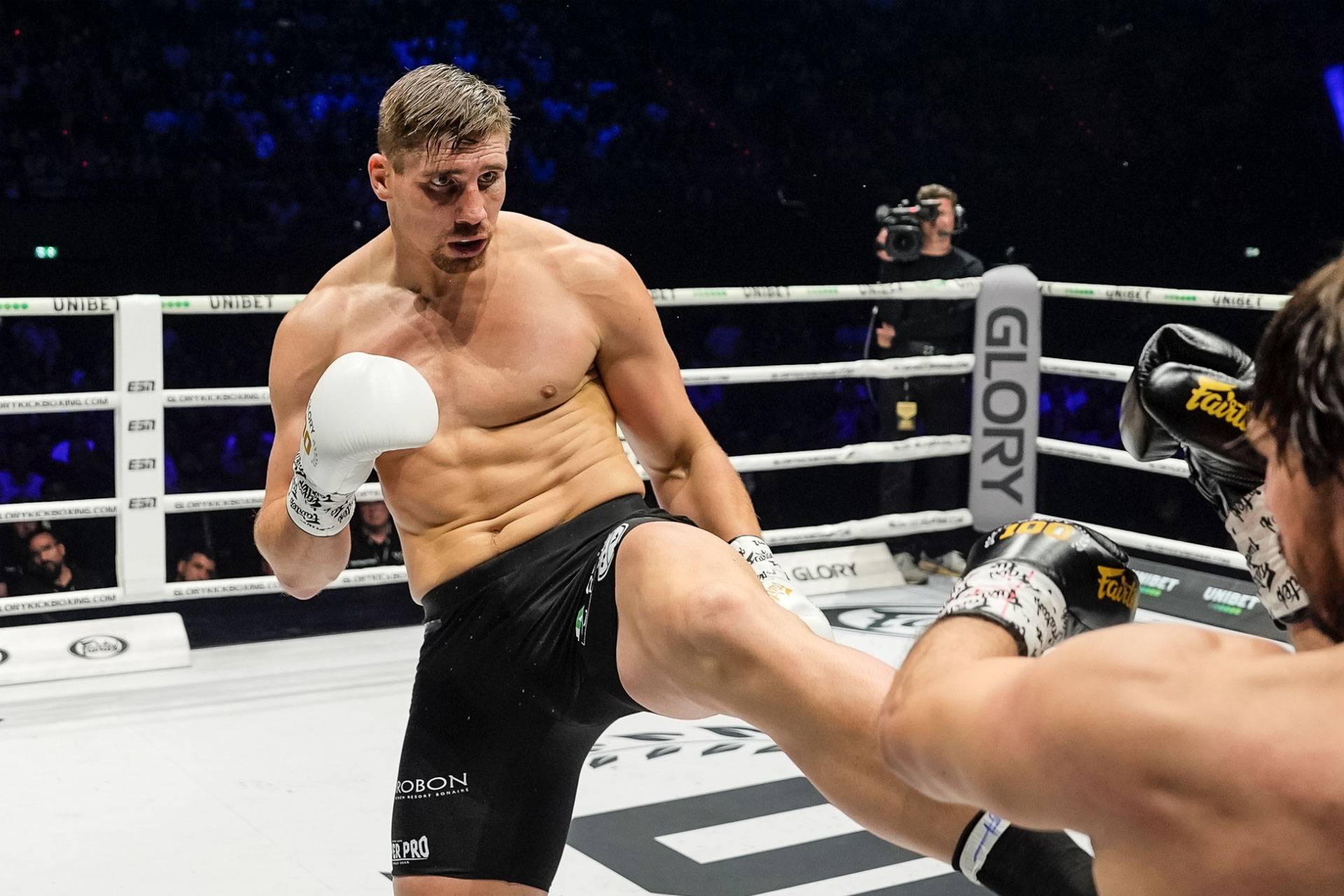 Rico Verhoeven verslaat Artem Vakhitov maar fans willen zwaardere tegenstanders