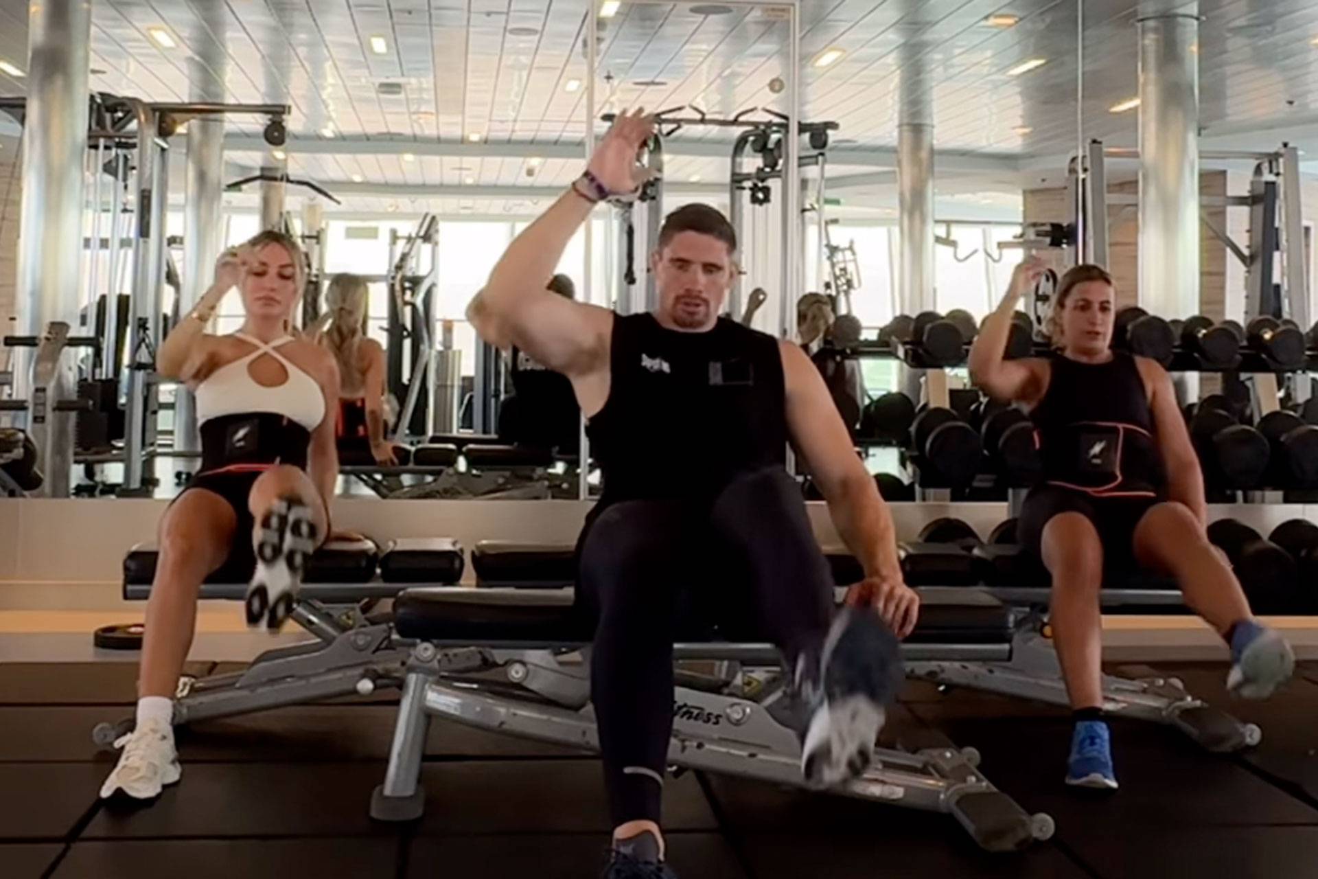 Rico Verhoeven traint als een beest tijdens luxe cruise met gezin