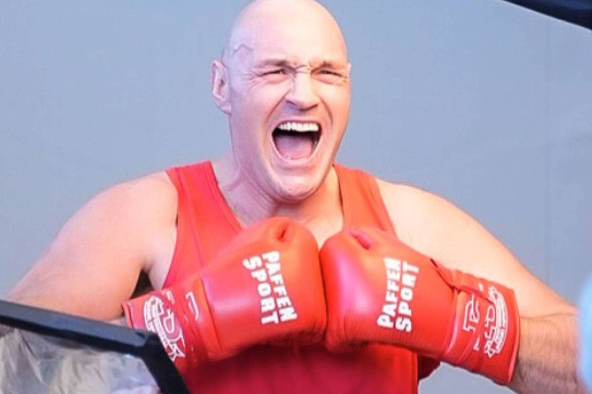 ‘Beresterk’ – Tyson Fury-rivaal Makhmudov traint met écht roofdier voor clash