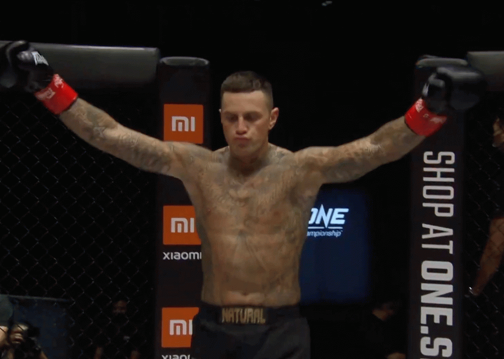Nieky-Holzken-vs-Elliot-compton-1024×729-63d01359f2922