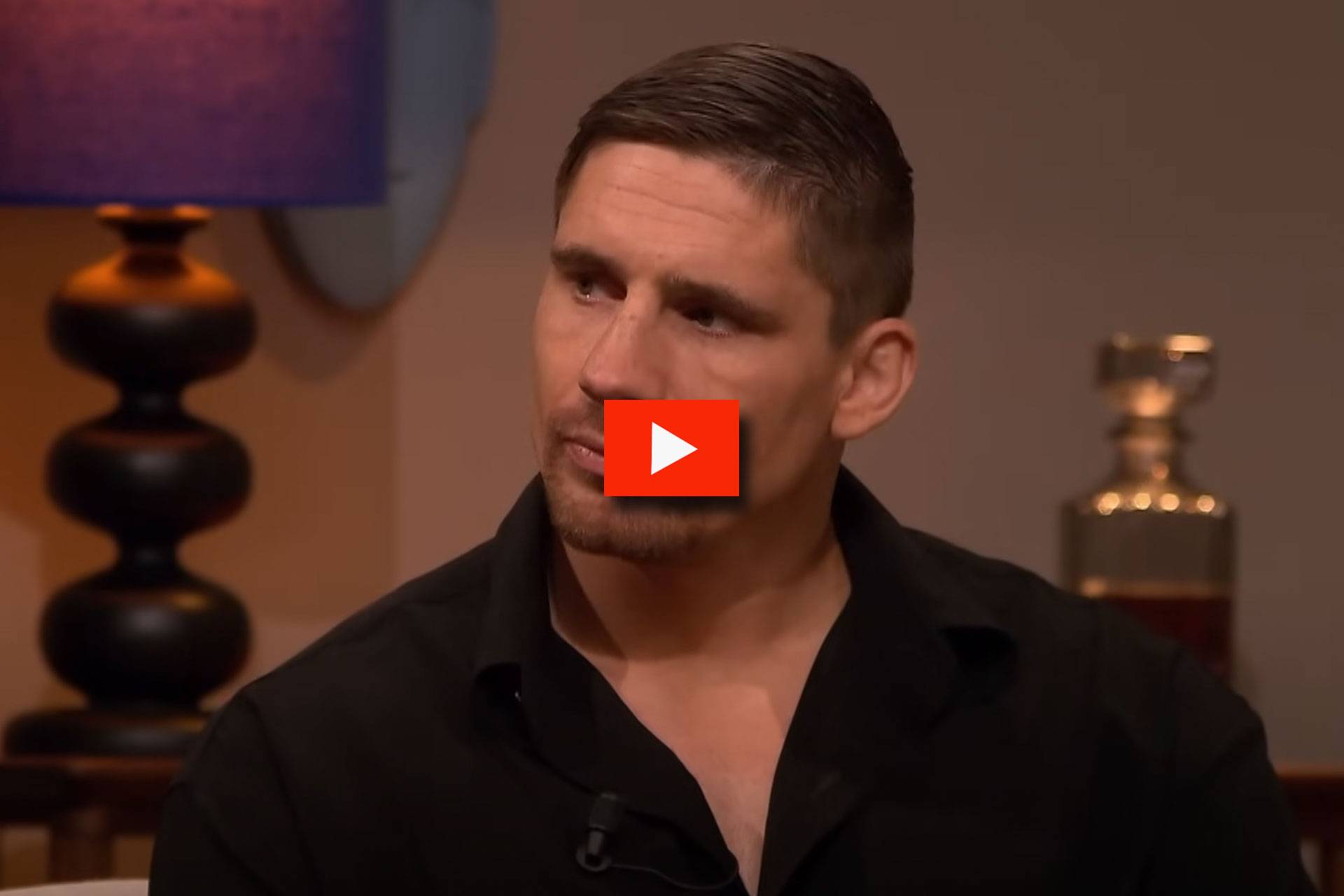 Rico Verhoeven huilt in tv programma