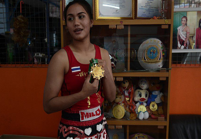 vrouwelijke-thai-bokser-63d028cd8fcff-1