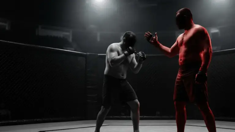 Twee zwaargewichten staan gespannen tegenover elkaar in een donker MMA-kooi na een omstreden titelgevecht