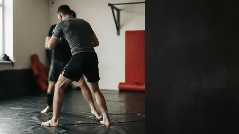 Anonieme MMA-vechter hervat voorzichtig lichte worsteltraining na een langdurige beenblessure