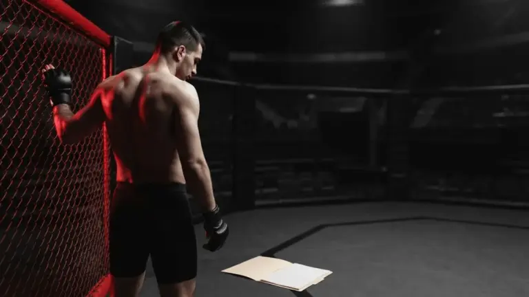 An anonieme MMA-vechter bij een octagonkooi symboliseert onzekerheid over zijn laatste UFC-gevecht.