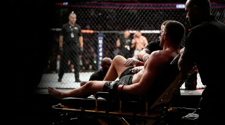 MMA-vechter wordt na een gevecht onder medisch toezicht per brancard afgevoerd