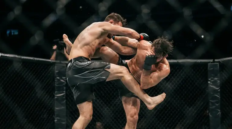 MMA-vechter beslist een zwaar gevecht met een late inside trip en knock-out in de vijfde ronde